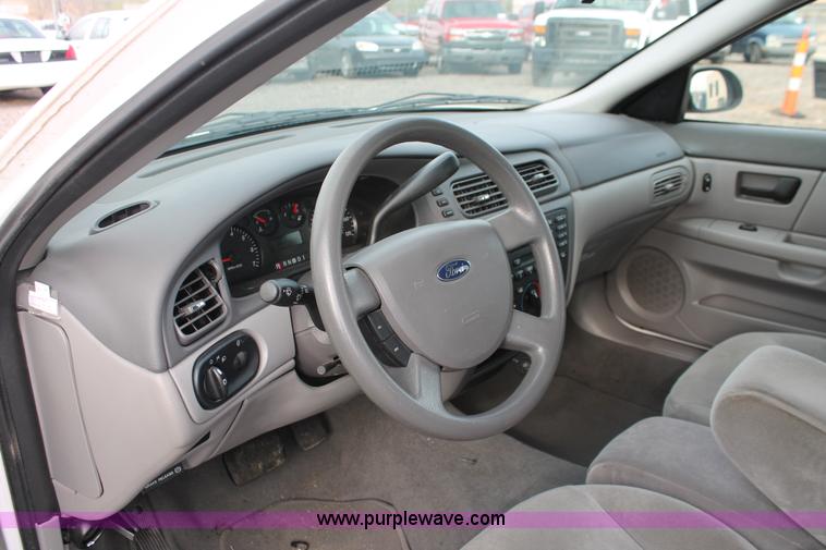 image for item D8178 2006 Ford Taurus SE