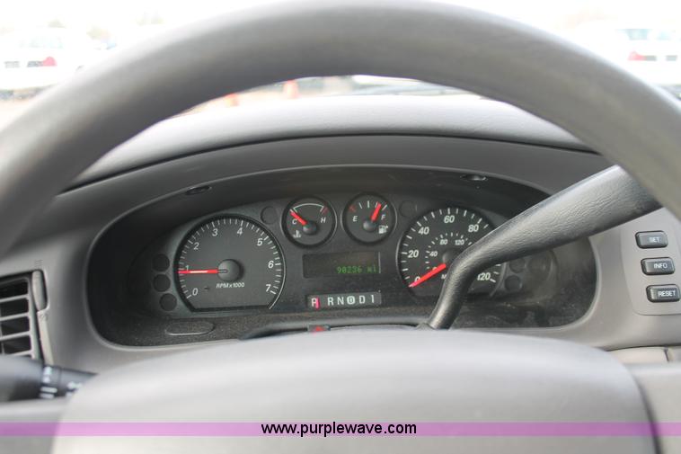 image for item D8178 2006 Ford Taurus SE