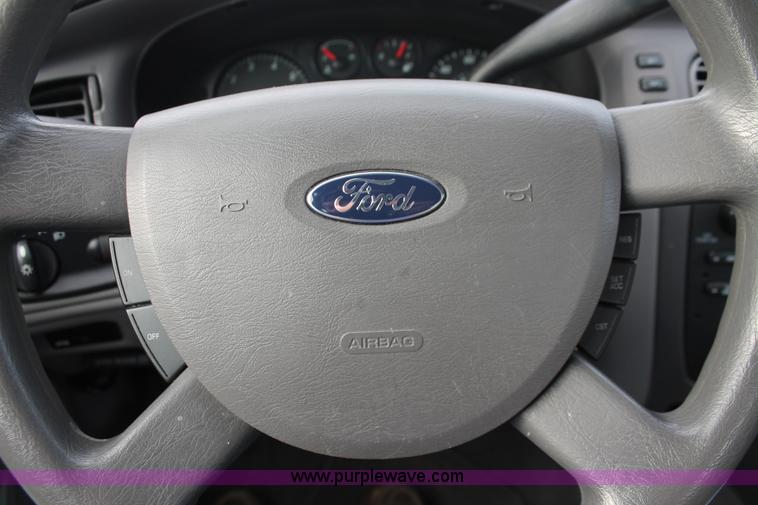 image for item D8178 2006 Ford Taurus SE