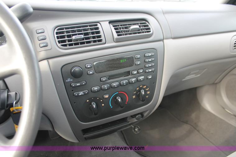 image for item D8178 2006 Ford Taurus SE