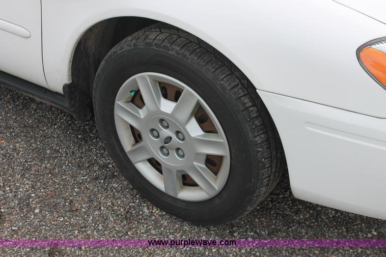 image for item D8178 2006 Ford Taurus SE