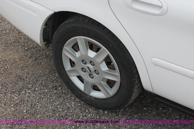image for item D8178 2006 Ford Taurus SE