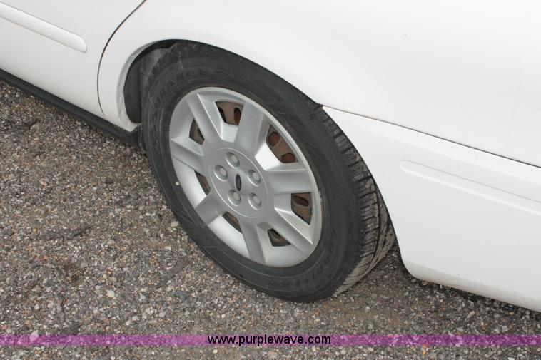 image for item D8178 2006 Ford Taurus SE