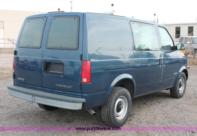 image for item D8179 2000 Chevrolet Astro van