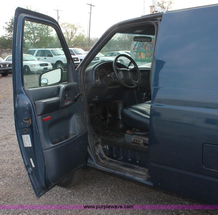 image for item D8179 2000 Chevrolet Astro van