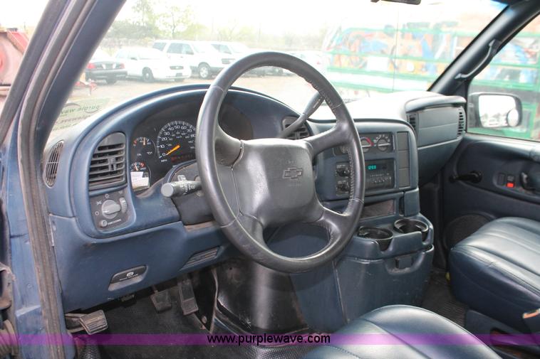 image for item D8179 2000 Chevrolet Astro van