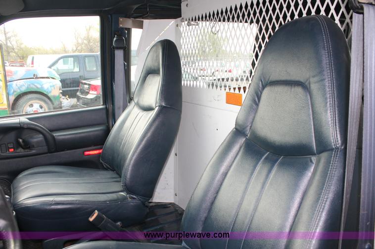 image for item D8179 2000 Chevrolet Astro van