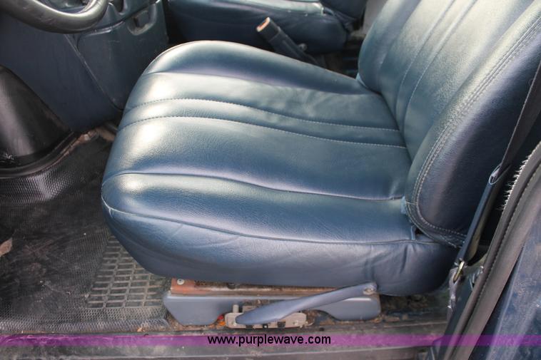 image for item D8179 2000 Chevrolet Astro van