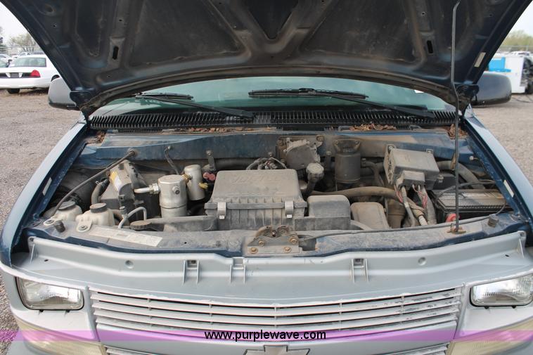 image for item D8179 2000 Chevrolet Astro van