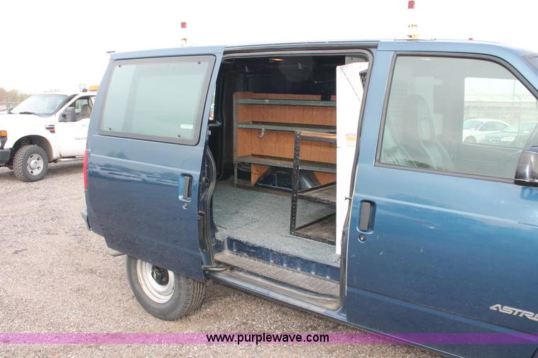 image for item D8179 2000 Chevrolet Astro van