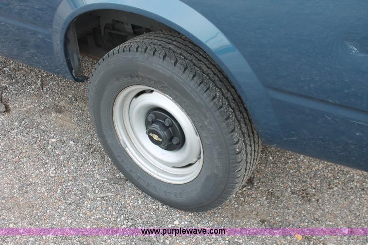 image for item D8179 2000 Chevrolet Astro van