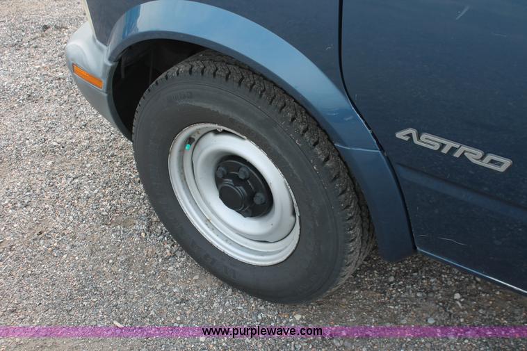 image for item D8179 2000 Chevrolet Astro van