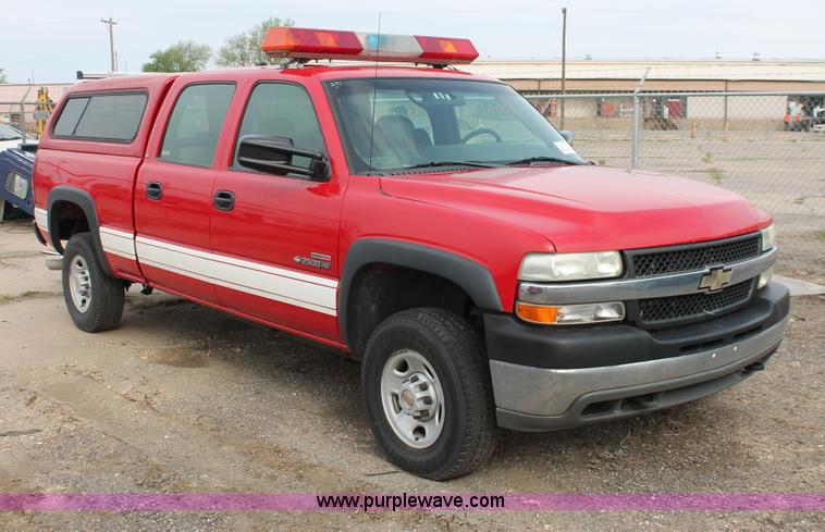 image for item D8180 2001 Chevrolet Silverado 2500HD Crew Cab pickup truck