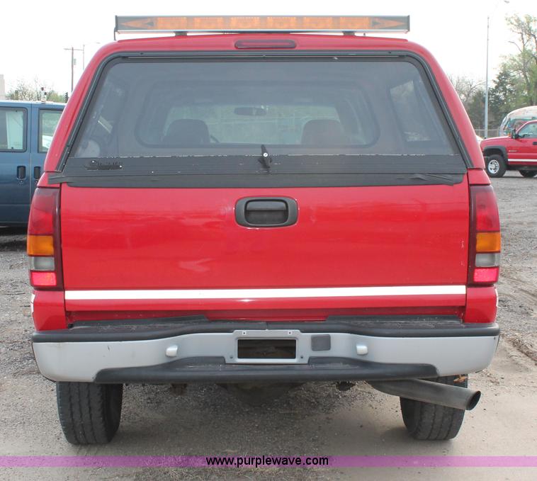 image for item D8180 2001 Chevrolet Silverado 2500HD Crew Cab pickup truck