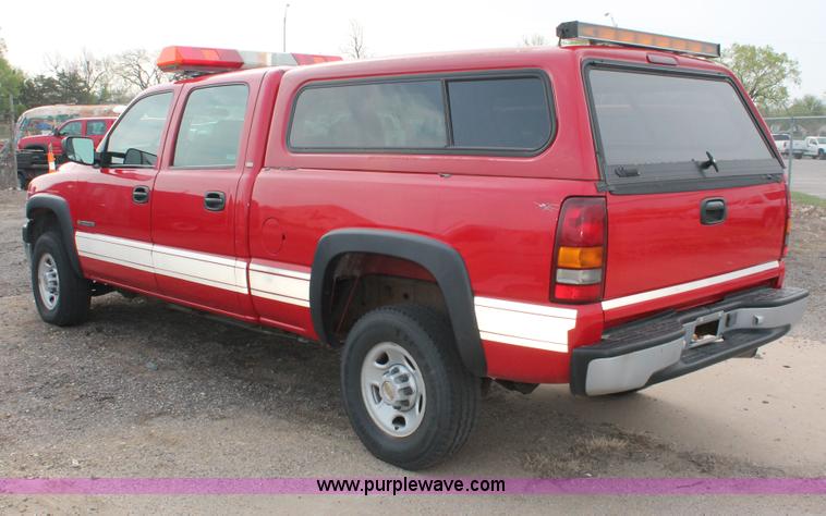 image for item D8180 2001 Chevrolet Silverado 2500HD Crew Cab pickup truck