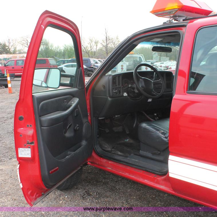 image for item D8180 2001 Chevrolet Silverado 2500HD Crew Cab pickup truck