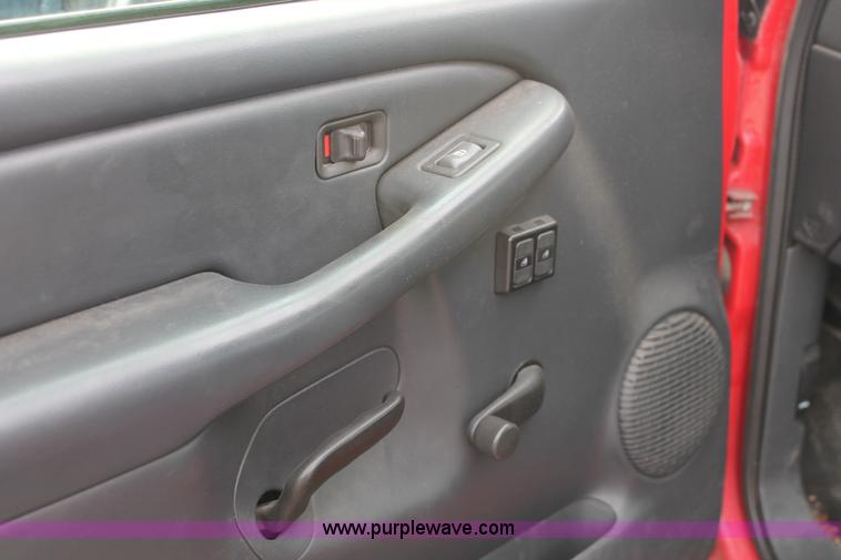 image for item D8180 2001 Chevrolet Silverado 2500HD Crew Cab pickup truck