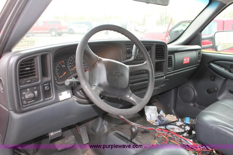 image for item D8180 2001 Chevrolet Silverado 2500HD Crew Cab pickup truck