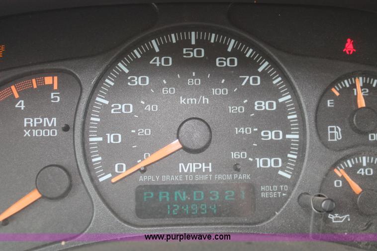 image for item D8180 2001 Chevrolet Silverado 2500HD Crew Cab pickup truck