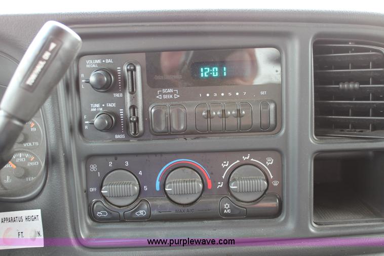 image for item D8180 2001 Chevrolet Silverado 2500HD Crew Cab pickup truck