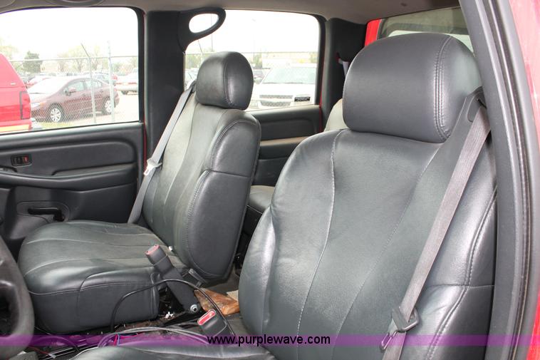 image for item D8180 2001 Chevrolet Silverado 2500HD Crew Cab pickup truck