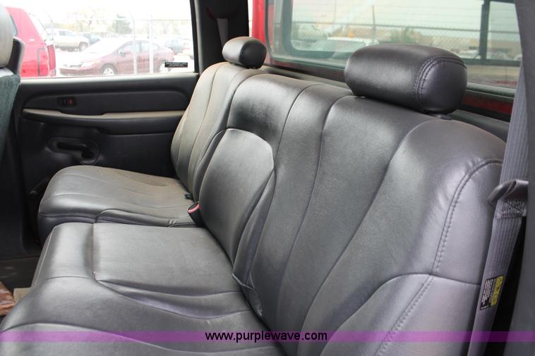 image for item D8180 2001 Chevrolet Silverado 2500HD Crew Cab pickup truck