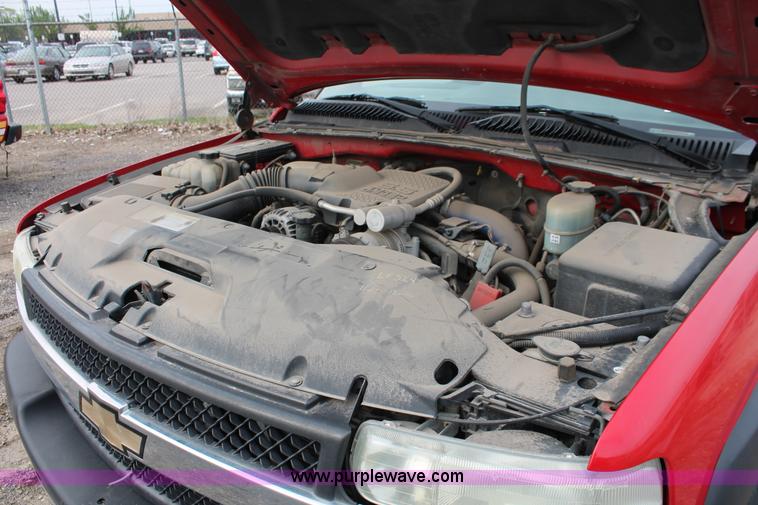 image for item D8180 2001 Chevrolet Silverado 2500HD Crew Cab pickup truck