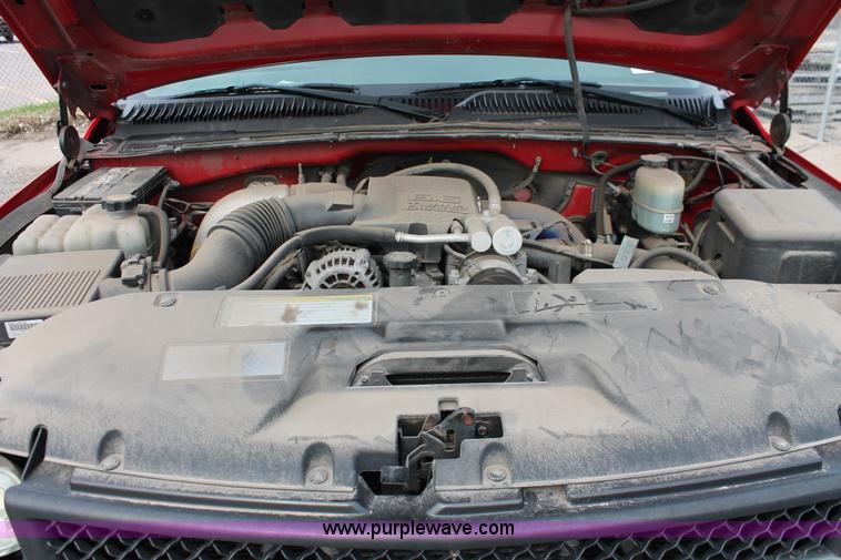 image for item D8180 2001 Chevrolet Silverado 2500HD Crew Cab pickup truck