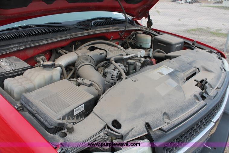 image for item D8180 2001 Chevrolet Silverado 2500HD Crew Cab pickup truck