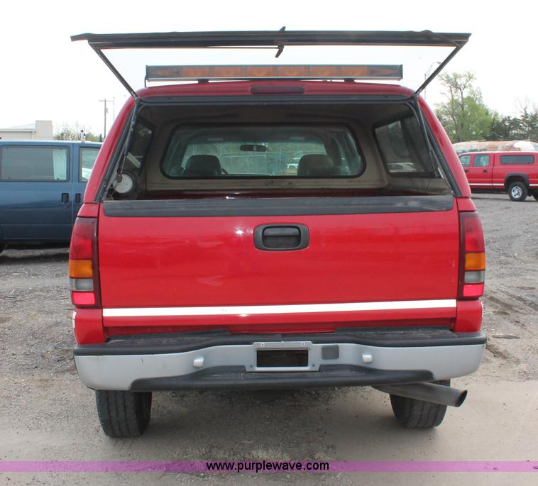 image for item D8180 2001 Chevrolet Silverado 2500HD Crew Cab pickup truck