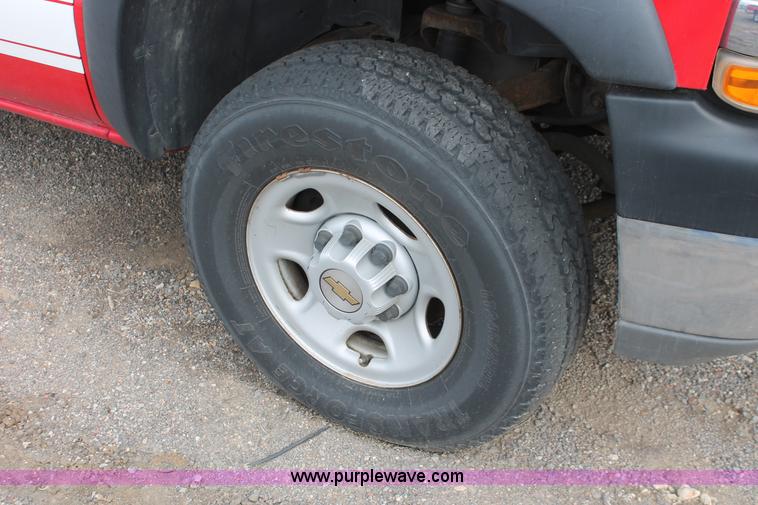 image for item D8180 2001 Chevrolet Silverado 2500HD Crew Cab pickup truck