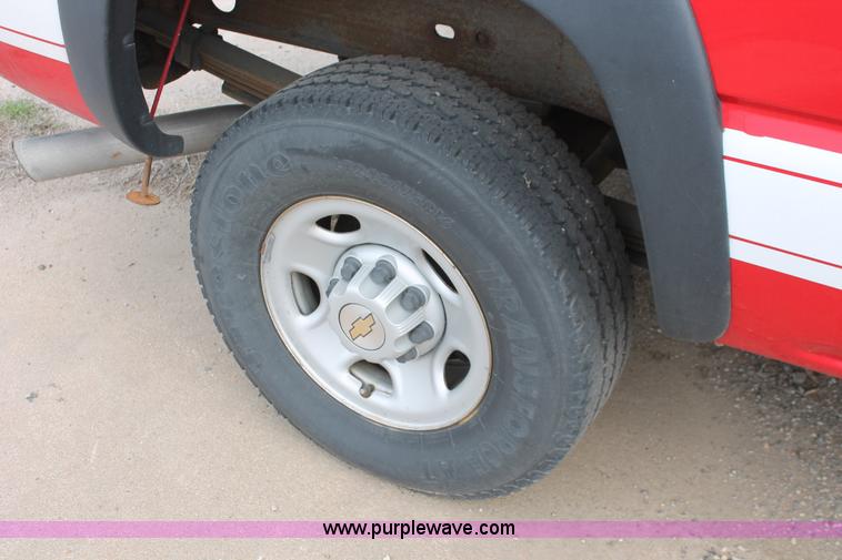 image for item D8180 2001 Chevrolet Silverado 2500HD Crew Cab pickup truck