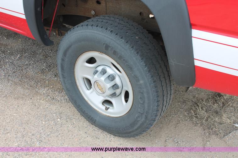 image for item D8180 2001 Chevrolet Silverado 2500HD Crew Cab pickup truck