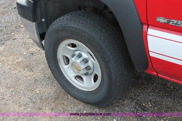 image for item D8180 2001 Chevrolet Silverado 2500HD Crew Cab pickup truck