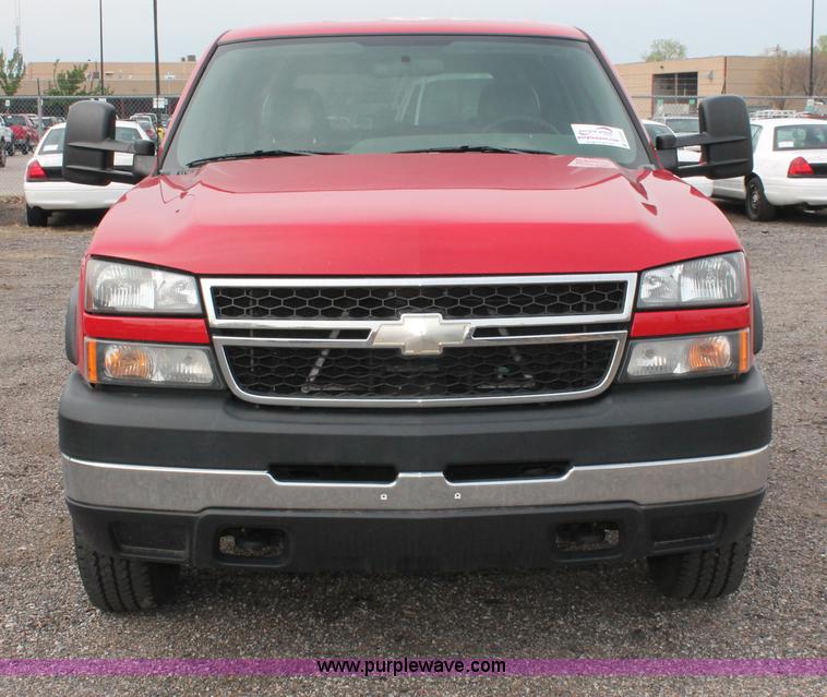 image for item D8181 2006 Chevrolet Silverado 2500HD Crew Cab pickup truck