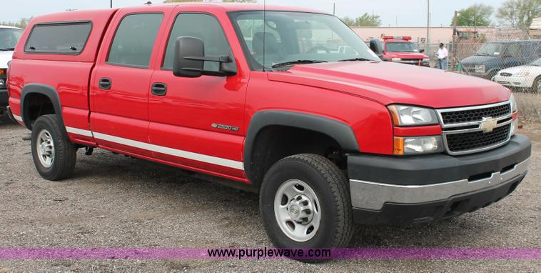 image for item D8181 2006 Chevrolet Silverado 2500HD Crew Cab pickup truck