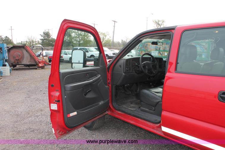 image for item D8181 2006 Chevrolet Silverado 2500HD Crew Cab pickup truck