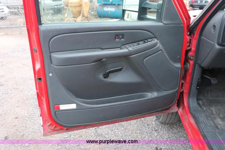 image for item D8181 2006 Chevrolet Silverado 2500HD Crew Cab pickup truck