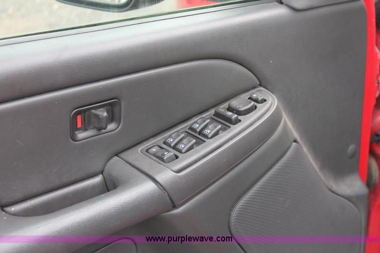 image for item D8181 2006 Chevrolet Silverado 2500HD Crew Cab pickup truck