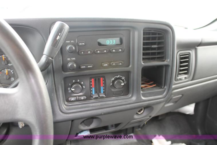 image for item D8181 2006 Chevrolet Silverado 2500HD Crew Cab pickup truck