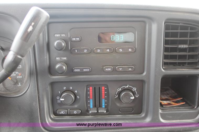 image for item D8181 2006 Chevrolet Silverado 2500HD Crew Cab pickup truck