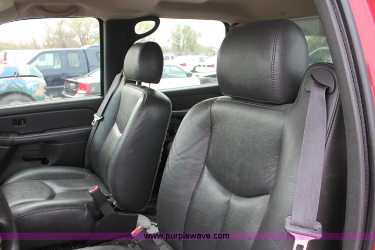 image for item D8181 2006 Chevrolet Silverado 2500HD Crew Cab pickup truck