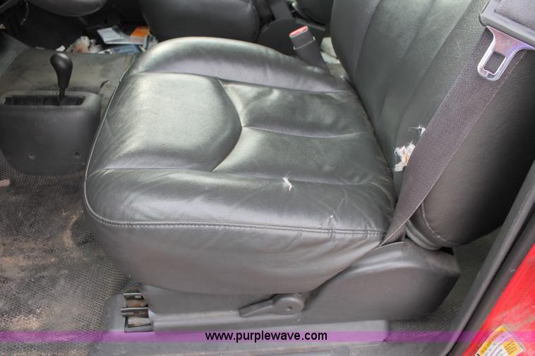 image for item D8181 2006 Chevrolet Silverado 2500HD Crew Cab pickup truck