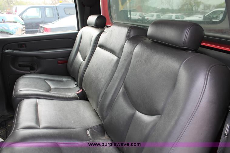 image for item D8181 2006 Chevrolet Silverado 2500HD Crew Cab pickup truck