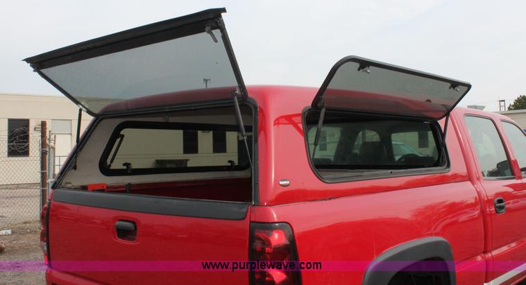 image for item D8181 2006 Chevrolet Silverado 2500HD Crew Cab pickup truck