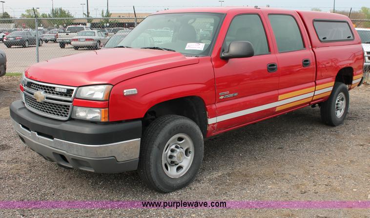image for item D8183 2005 Chevrolet Silverado 2500HD Crew Cab pickup truck