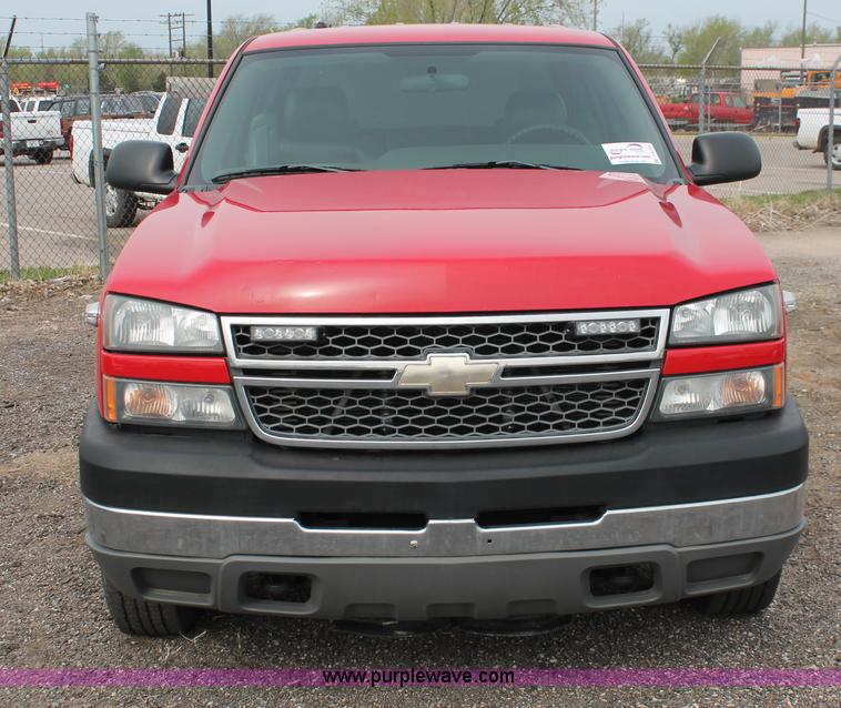 image for item D8183 2005 Chevrolet Silverado 2500HD Crew Cab pickup truck
