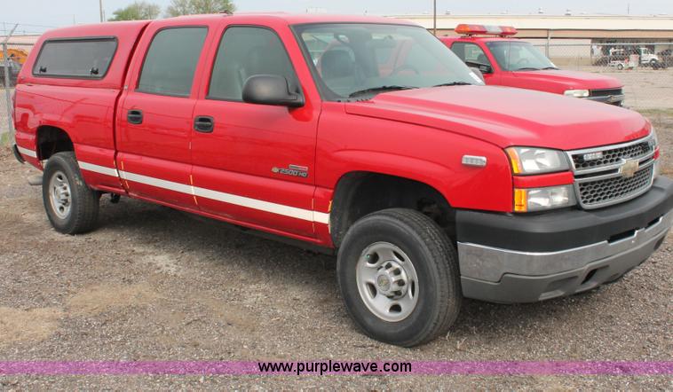 image for item D8183 2005 Chevrolet Silverado 2500HD Crew Cab pickup truck