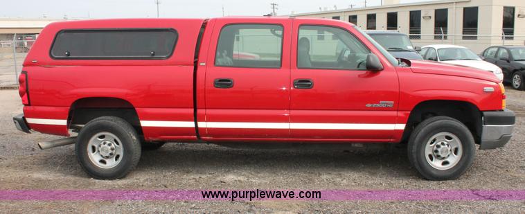 image for item D8183 2005 Chevrolet Silverado 2500HD Crew Cab pickup truck