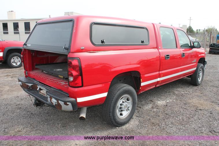 image for item D8183 2005 Chevrolet Silverado 2500HD Crew Cab pickup truck
